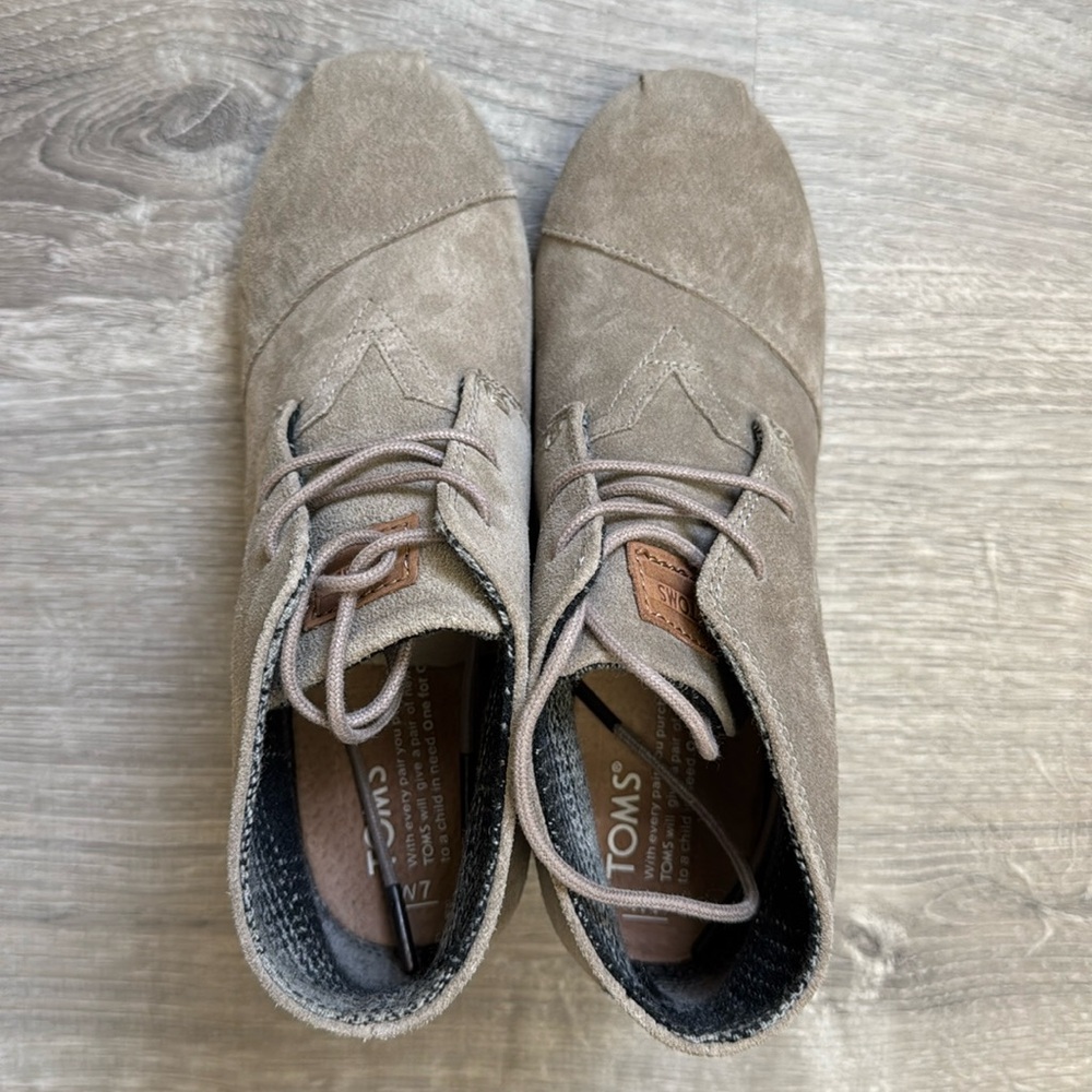 Toms Desert Wedge Booties in Taupe Size 7